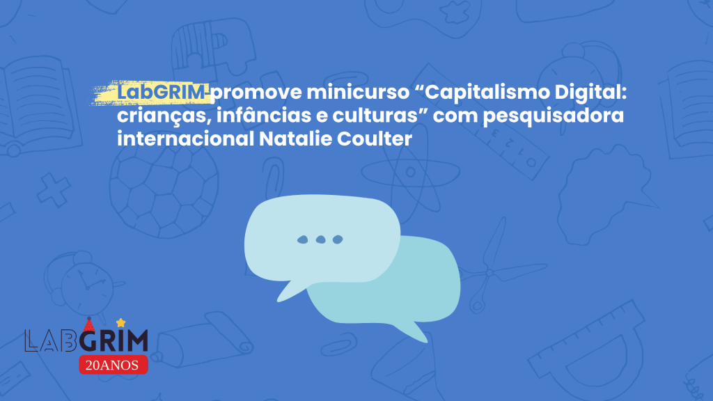 Banner de anúncio do LABGRIM informando sobre o minicurso "Capitalismo Digital: crianças, infâncias e culturas" com a pesquisadora internacional Natalie Coulter. O slide tem um fundo azul escuro com desenhos de objetos escolares em um traço fino, e ilustrações de balões de fala sobrepostos no centro.