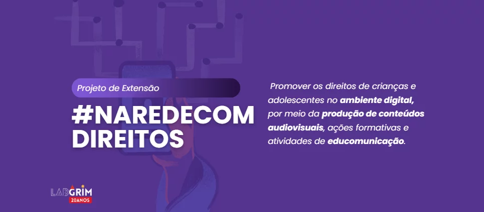 "Card digital com fundo roxo escuro e uma ilustração sobreposta de um smartphone sendo segurado, com linhas de circuito e um cadeado na tela (visual da image_5.png suavizado). No canto inferior esquerdo, o logotipo colorido 'LABGRIM 20 ANOS'. No centro, à esquerda, uma faixa roxa mais clara com o texto branco: 'Projeto de Extensão' e abaixo, em letras grandes e brancas: '#NAREDECOM DIREITOS'. À direita, o texto explicativo branco: 'Promover os direitos de crianças e adolescentes no ambiente digital, por meio da produção de conteúdos audiovisuais, ações formativas e atividades de educomunicação.', com as palavras-chave em negrito."