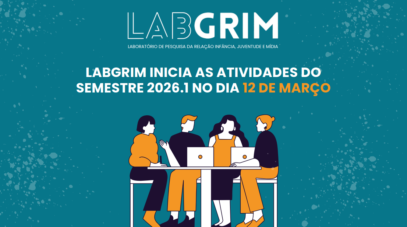 Banner digital com fundo azul-petróleo e texturas de respingos. No topo, o logotipo branco do 'LABGRIM' e o nome por extenso: 'Laboratório de Pesquisa da Relação Infância, Juventude e Mídia'. Abaixo, o texto centralizado: 'LABGRIM INICIA AS ATIVIDADES DO SEMESTRE 2026.1 NO DIA 12 DE MARÇO', com a data em destaque na cor laranja. Na parte inferior, uma ilustração estilizada de quatro jovens sentados ao redor de uma mesa branca, usando laptops e conversando, vestindo roupas nas cores branco, preto e laranja