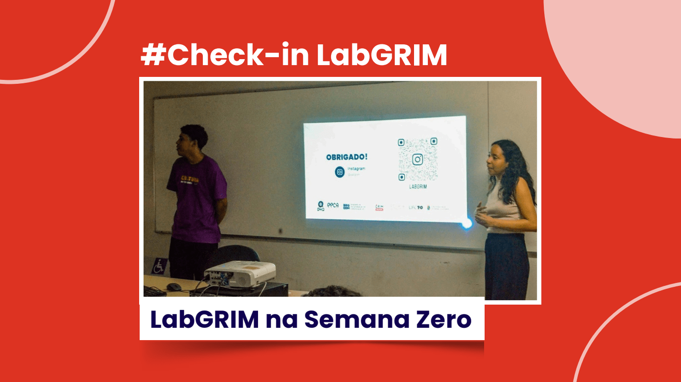 "Card digital com fundo vermelho e detalhes circulares. No topo, a hashtag '#Check-in LabGRIM'. No centro, uma fotografia de uma sala de aula onde dois bolsistas do LabGRIM — um rapaz de camisa roxa e uma moça de regata bege — apresentam um slide em um telão. O slide exibe a palavra 'OBRIGADO!', um QR Code para o Instagram do laboratório e logotipos institucionais. Abaixo da foto, uma faixa branca com o título: 'LabGRIM na Semana Zero'."