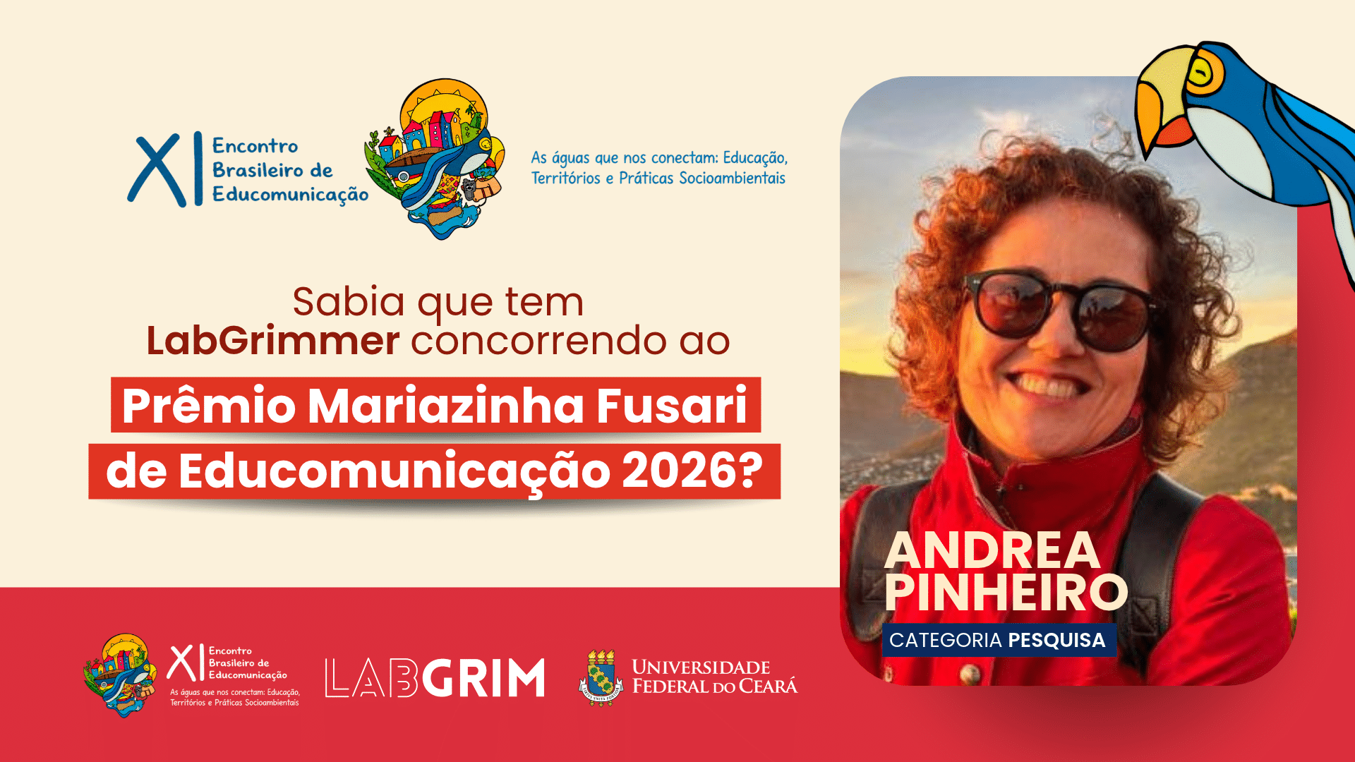 Banner comemorativo sobre fundo bege e detalhes em vermelho. No lado esquerdo, consta a marca do "XI Encontro Brasileiro de Educomunicação" com o tema "As águas que nos conectam: Educação, Territórios e Práticas Socioambientais", ao lado da pergunta em destaque: "Sabia que tem LabGrimmer concorrendo ao Prêmio Mariazinha Fusari de Educomunicação 2026?". No lado direito, há a foto sorridente da pesquisadora Andrea Pinheiro usando óculos escuros e casaco vermelho, acompanhada da frase "ANDREA PINHEIRO - CATEGORIA PESQUISA" e do desenho estilizado de uma arara. Na base, constam as marcas do XI Encontro, do LabGRIM e da Universidade Federal do Ceará (UFC)
